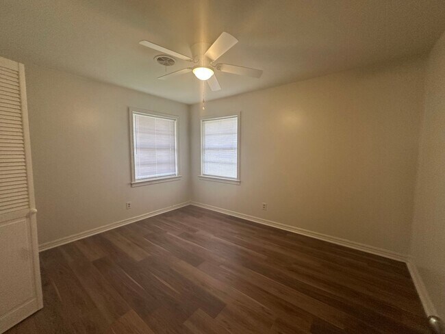 Building Photo - Welcome to this charming 2-bedroom, 1-bath...