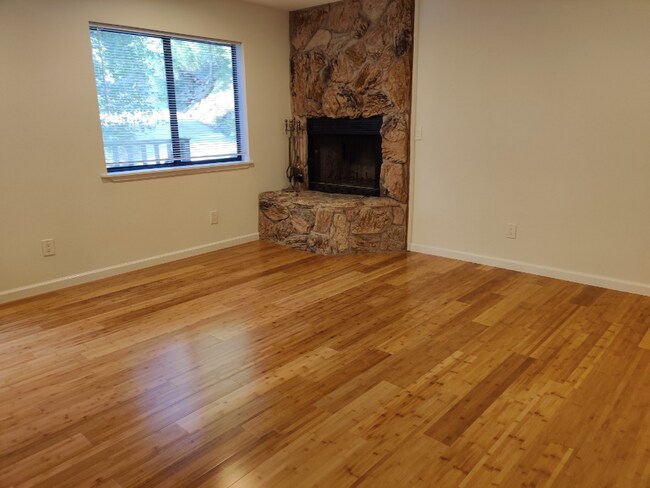 Building Photo - Peaceful Commute