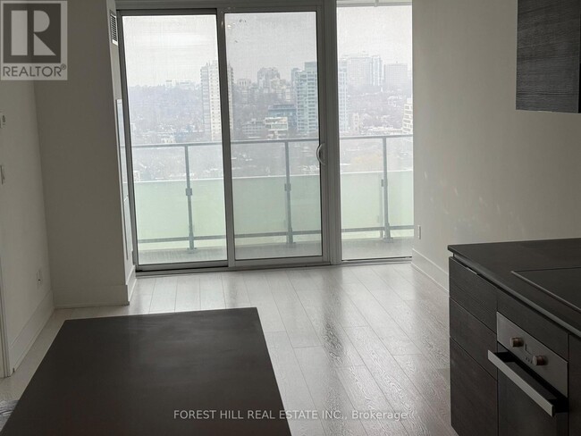 Photo du bâtiment - 200 Bloor St W