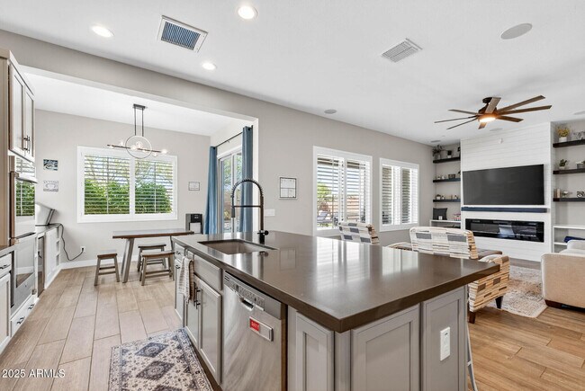Foto del edificio - 3210 N 198th Ln