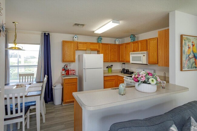 Building Photo - Call Ed for showings (352) 217-0284