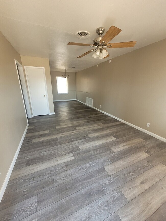 Building Photo - Move in ready 3 bed 1 bath home with 1 car...