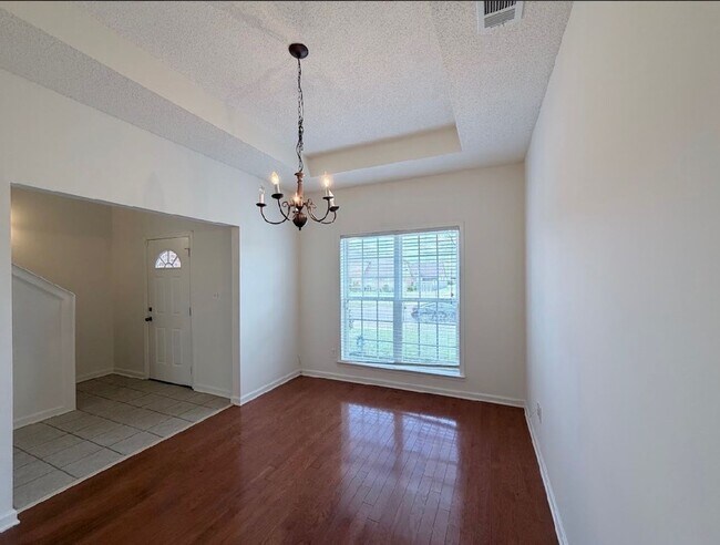 Building Photo - 3 bed, 3 bath with a bonus area over 2,000 Sq/ft in Cordova