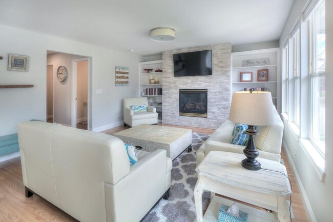 Foto del edificio - Elegant 4-Bedroom Rental in Pine Creek Sub...