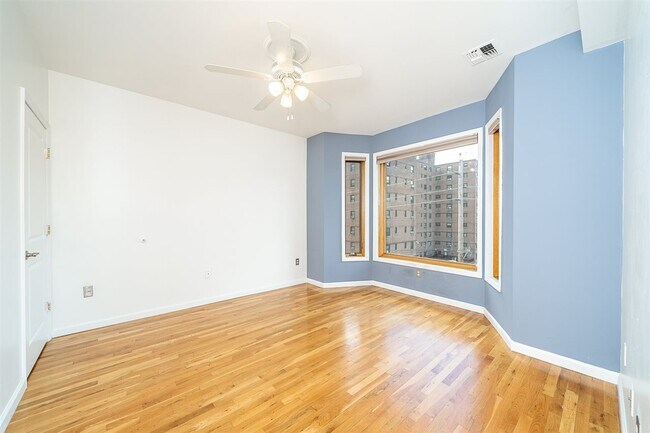 Building Photo - 323 Jackson St