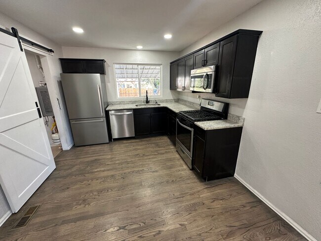 Foto del edificio - Charming 4 bed 2 Bath home