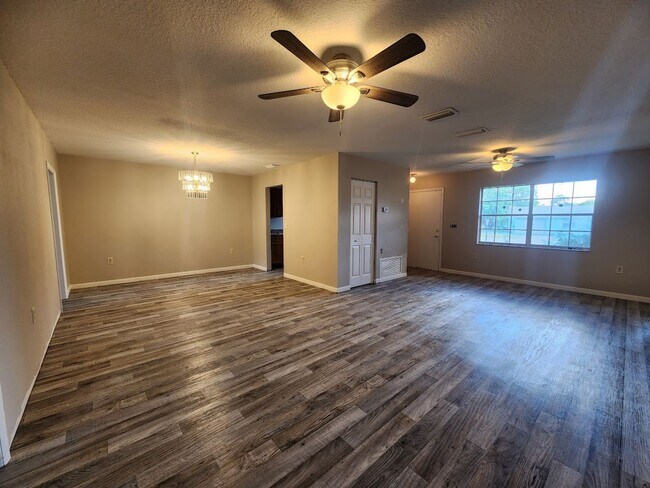 Building Photo - Bed 2 Bath, 2 car garage (SW Ocala/ Marion Oaks)