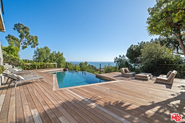 Foto del edificio - 23812 Malibu Crest Dr