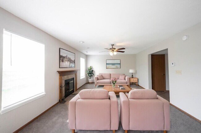Foto del edificio - "Charming 3-Bedroom Haven with 2.5 Baths in Indianapolis – Your Perfect Retreat on Liverpool Way!"