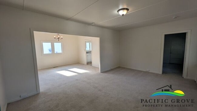 Foto del edificio - Warm & Welcoming 3-Bed Cottage with Character on 17-Mile Drive