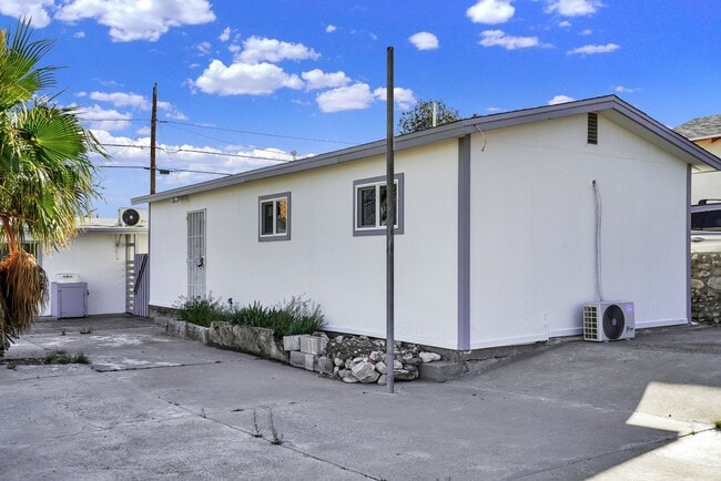 Building Photo - Central 1 Bedroom 1 Bath