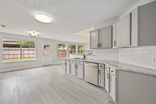 Foto del edificio - 6647 Amberfield Ln