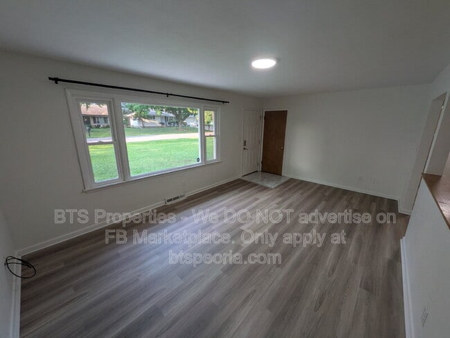 Building Photo - 622 W Laclaire Ln