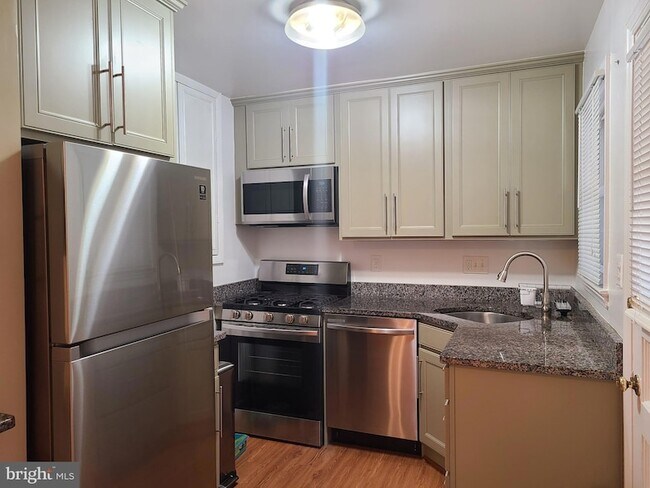 Building Photo - 10804 Drumm Ave