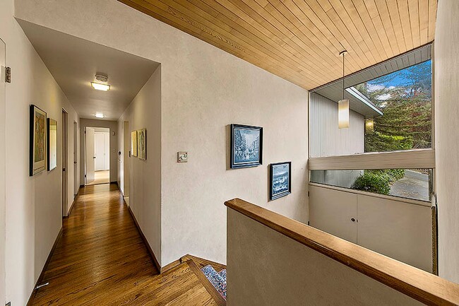 Foto del edificio - Mercer Island Split Level House