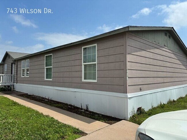 Foto del edificio - 743 Wilson Dr