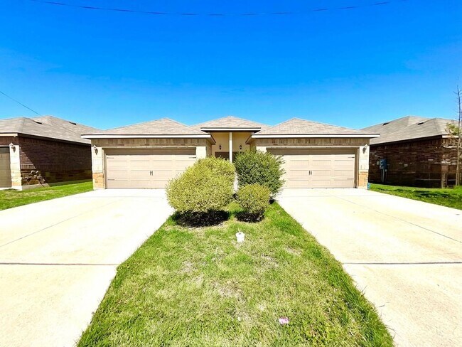 Foto del edificio - *MOVE IN SPECIAL* High Ceilings, Fenced Yard & 2-Car Garage – New Braunfels Living!
