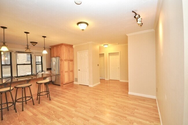 Building Photo - 452 Park Dr