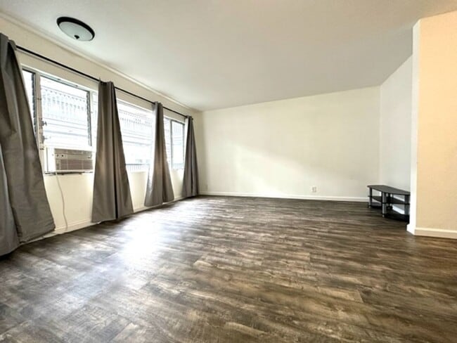 Building Photo - 2 Bedroom, 1 Bathroom, 1 Parking (Windward...