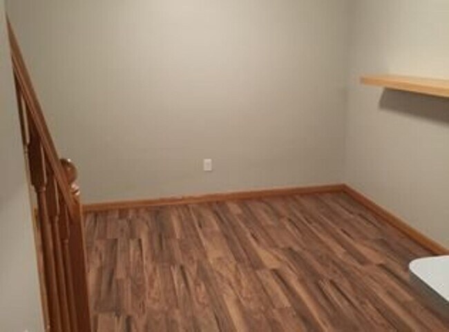 Building Photo - 2 Bed + Loft/1.5 Bath Townhouse- Great Location! Available August 1st!