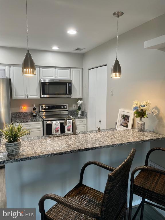 Building Photo - 7604 Lakeside Village Dr