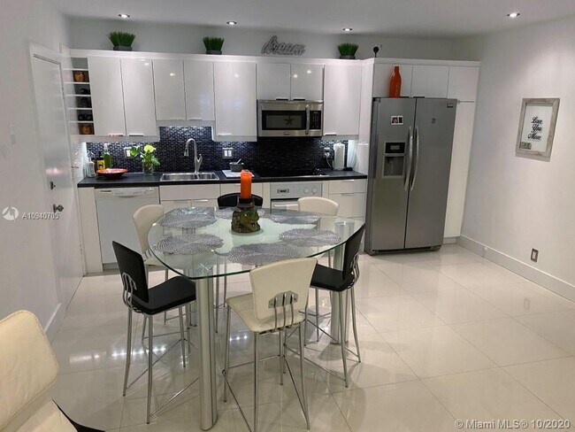 Foto del edificio - 2220 NE 68th St