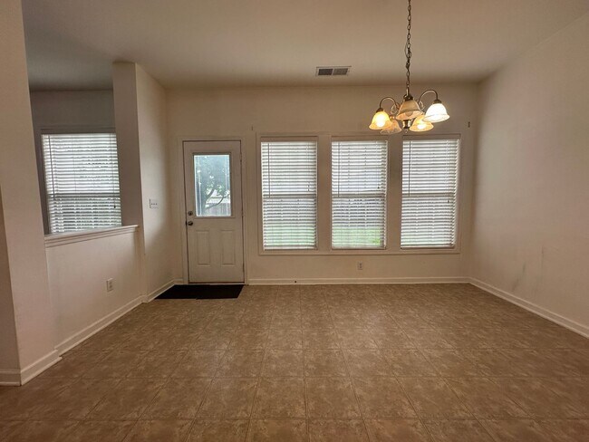 Foto del edificio - COMING SOON! Beautiful, Spacious 3 BR Home...