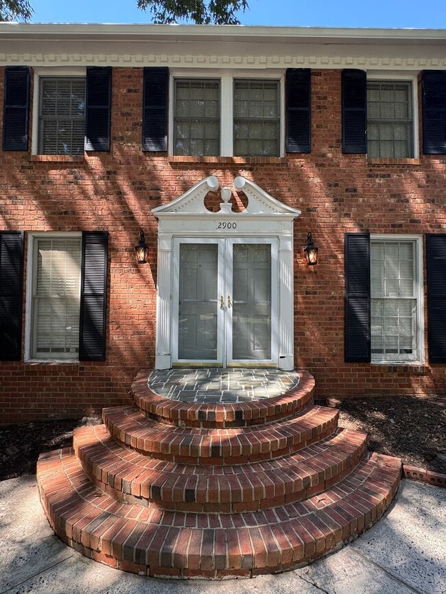 Building Photo - Live at the Center of Modern Conveniences ...