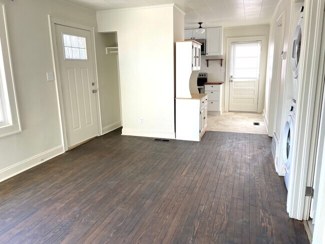 Foto del edificio - Updated 3 bed 2 bath duplex near downtown ...