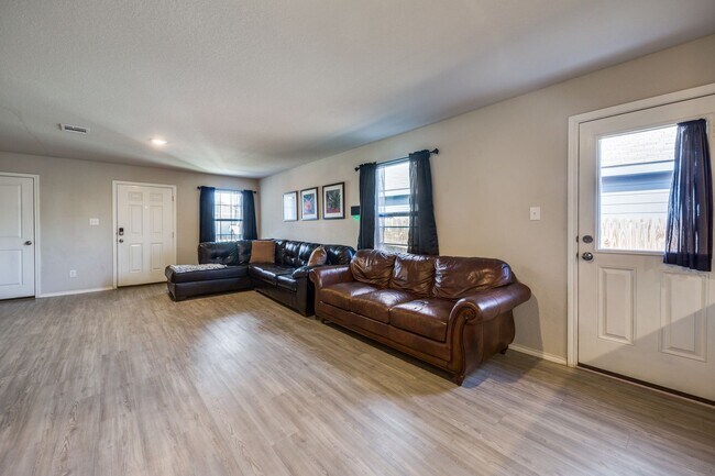 Building Photo - 3-BEDROOM HOME IN BRAUN LANDING -  *FIRST ...