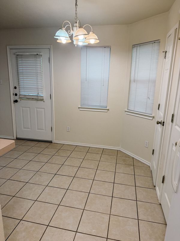 Building Photo - 915 Sagewood Trail