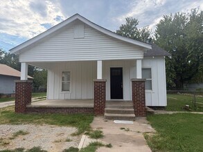 Building Photo - 411 S Johnston Ave