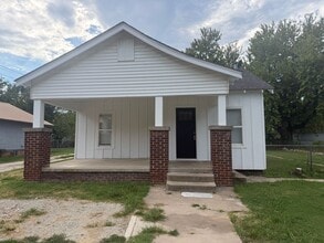 Building Photo - 411 S Johnston Ave