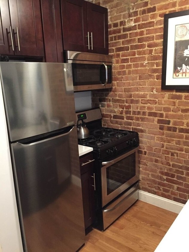 Foto principal - 310 E 83rd St