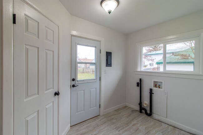 Foto del edificio - 1731 E Sanson Ave