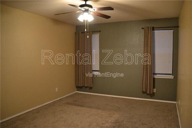 Foto del edificio - 1121 McKavett Dr