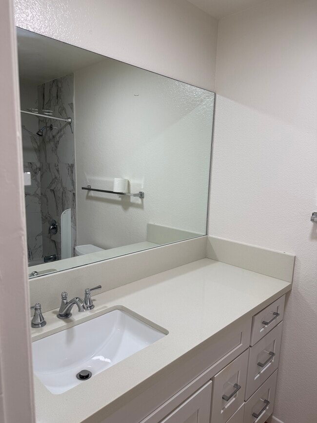 Building Photo - 11640 Menlo Ave