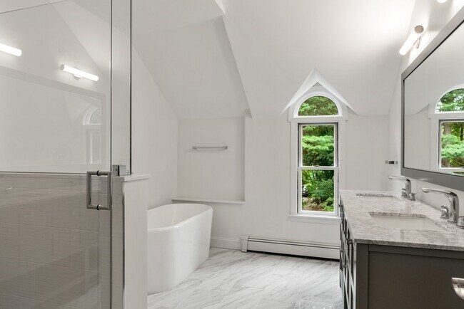 Building Photo - 11 Summer St