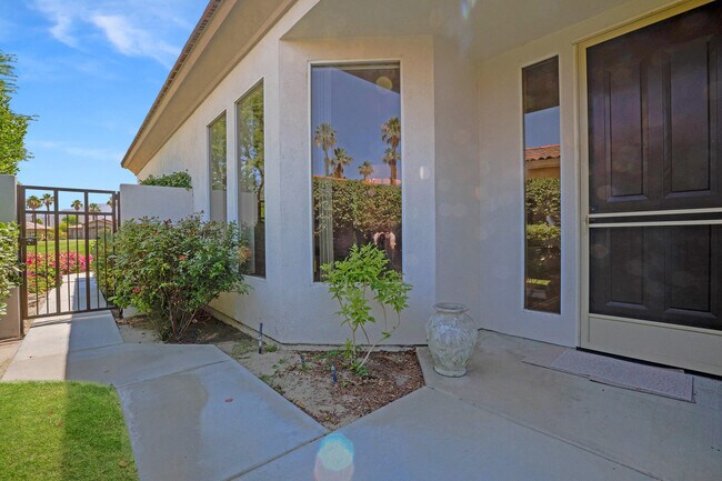 Building Photo - 425 Desert Holly Dr