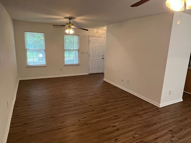 Foto del edificio - Affordable 4 Bedroom 2 Story Home in East ...
