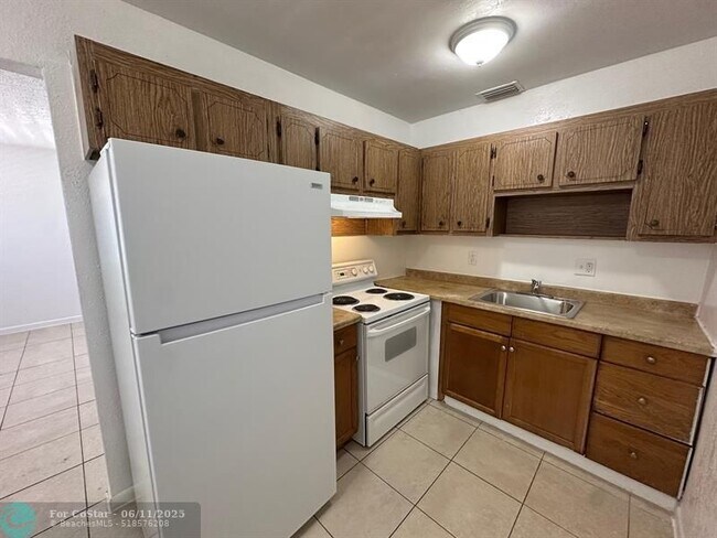 Foto del edificio - 6050 NW 8th St