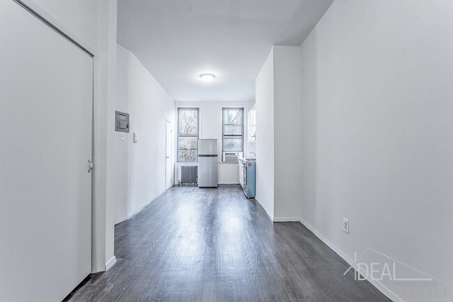 Building Photo - 243 Montrose Avenue #R2R