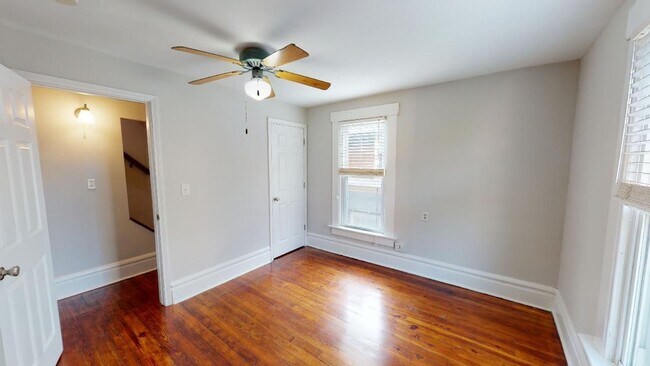 Foto del edificio - Beautiful 3 Bedroom 1.5 Bath available Aug...