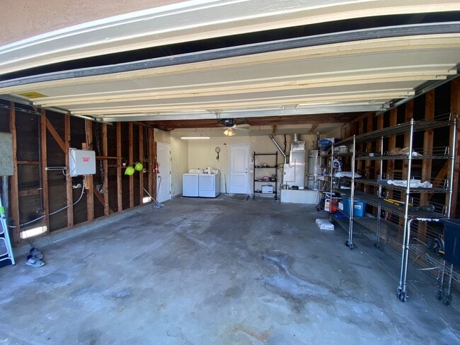 Building Photo - 3 Bedroom Home - Centrally Located with So...