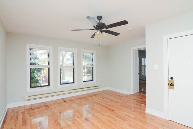 Building Photo - 820 W Cornelia Ave