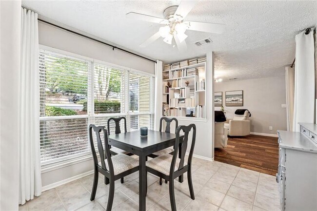 Foto del edificio - 6808 Glenridge Dr