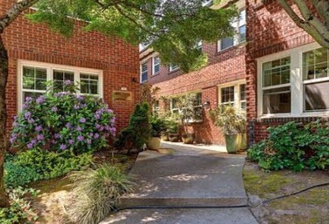 Foto del edificio - Charming 1 Bedroom, 1 Bath Large Apt in In...