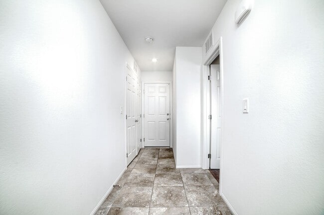 Foto del edificio - LOVELY 2-STORY 3-BEDROOM MOVE-IN READY TOW...