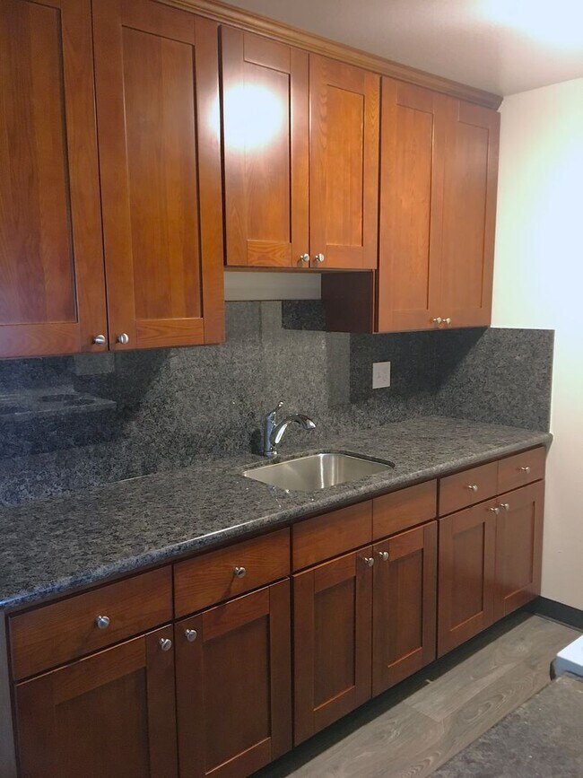 Foto del edificio - Spacious 2 Bedroom,  Freshly Painted, Upda...