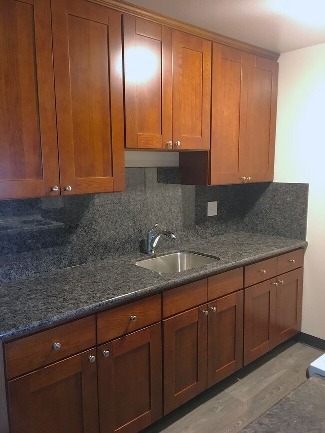 Foto del edificio - Spacious 2 Bedroom,  Freshly Painted, Updated Kitchen with Granite Countertops, on Central Ave